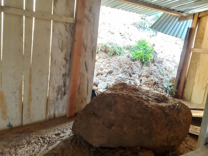 Nước sông Đà Nẵng dâng cao , miền núi sạt lở nghiêm trọng giữa mùa mưa lớn - Ảnh 7.