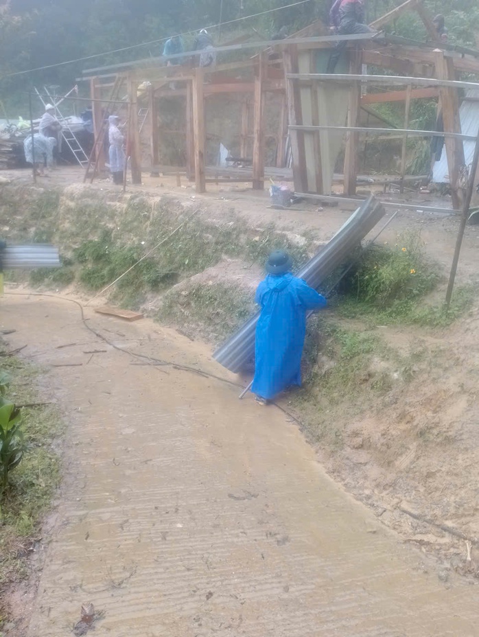 Nước sông ở Đà Nẵng đang dâng cao, miền núi sạt lở khắp nơi - Ảnh 2.