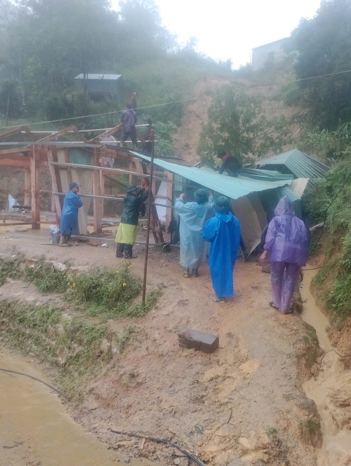 Nước sông ở Đà Nẵng đang dâng cao, miền núi sạt lở khắp nơi - Ảnh 3.