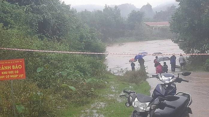 Nước sông Đà Nẵng dâng cao , miền núi sạt lở nghiêm trọng giữa mùa mưa lớn - Ảnh 9.
