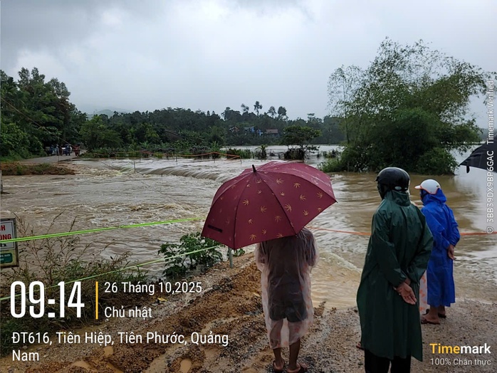 Nước sông Đà Nẵng dâng cao , miền núi sạt lở nghiêm trọng giữa mùa mưa lớn - Ảnh 10.