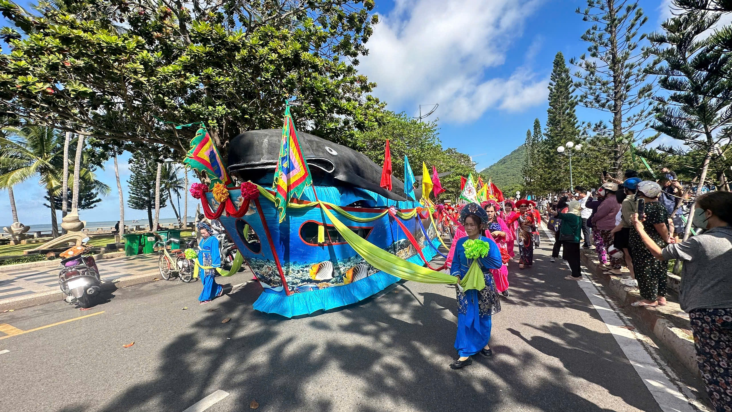 Hàng ngàn người dân, du khách dự Lễ hội Nghinh Ông Thắng Tam Vũng Tàu năm 2025- Ảnh 2. Hàng ngàn người dân, du khách dự Lễ hội Nghinh Ông Thắng Tam Vũng Tàu năm 2025- Ảnh 2.