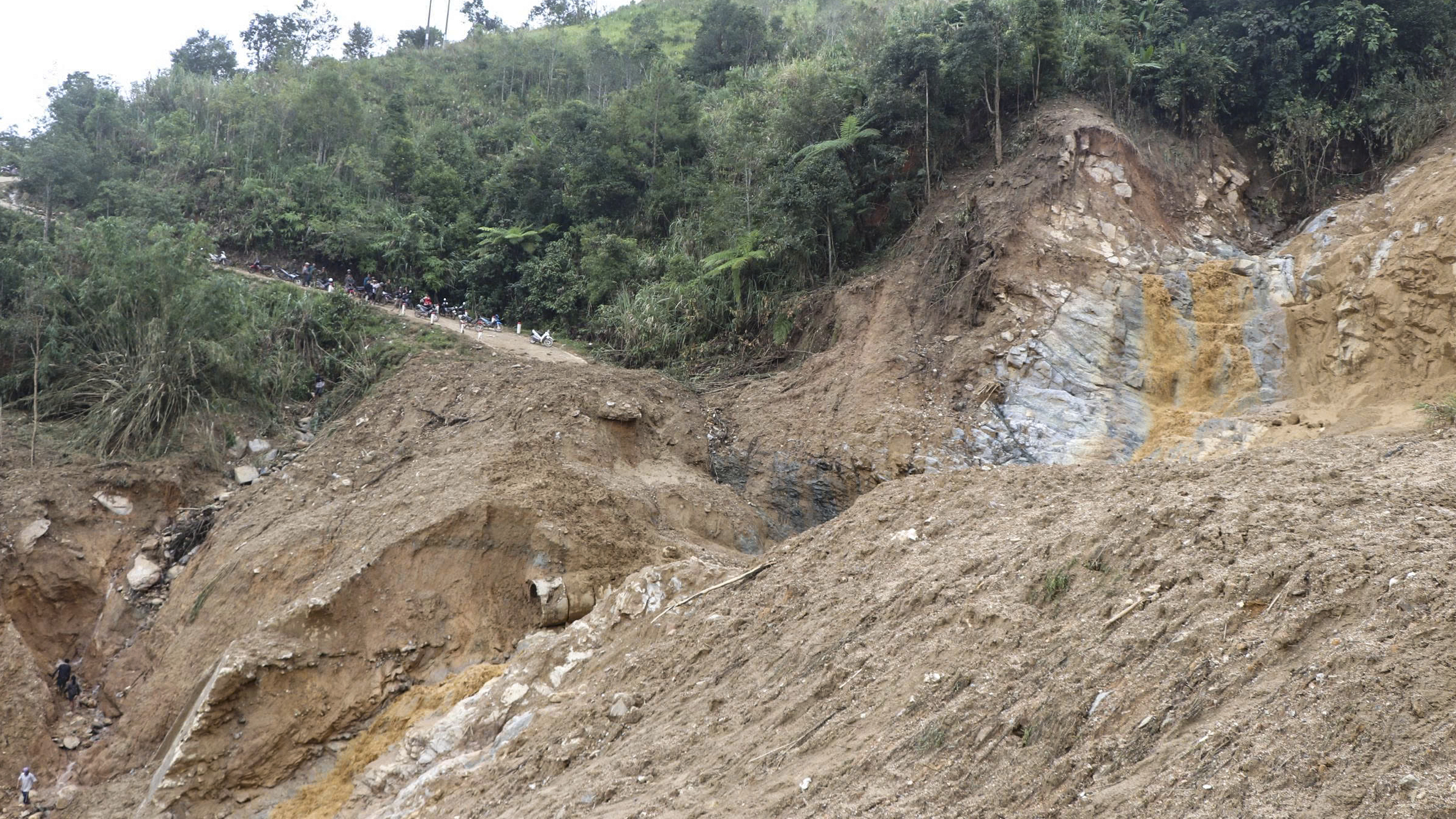 Phó thủ tướng Hồ Quốc Dũng: Không để người dân vùng sạt lở bị đói, khát- Ảnh 2.