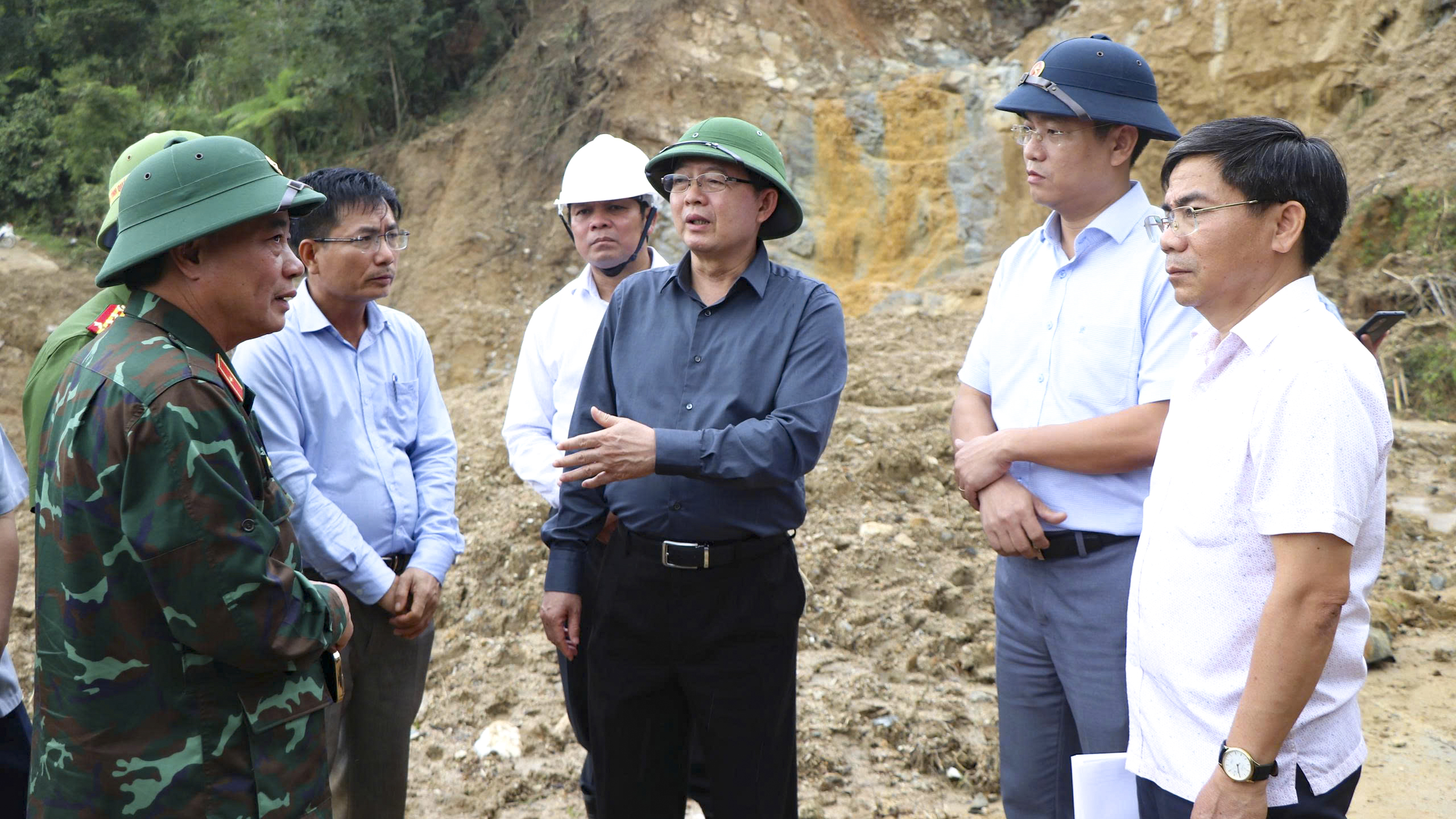 Phó thủ tướng Hồ Quốc Dũng: Không để người dân vùng sạt lở bị đói, khát- Ảnh 3.