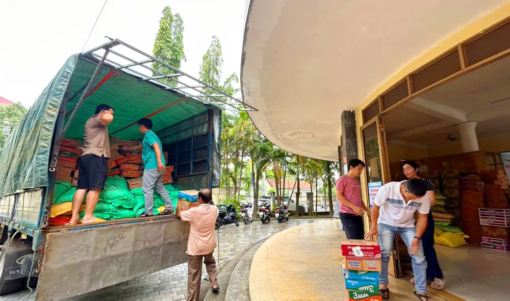 Sở Công thương tỉnh Quảng Ngãi huy động phương tiện chở hàng cứu trợ kịp thời cho người dân vùng núi Ngọc Linh. MO-duong-len-nui-Ngoc-Linh-Quang-Ngai-2.jpg