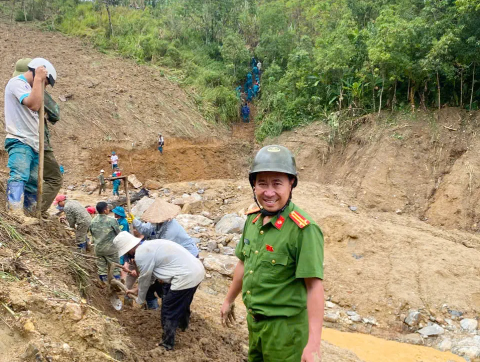 Xã Ngọc Linh huy động hơn 100 người gồm công an, dân quân, cán bộ và thanh niên mở tuyến đường mòn băng qua điểm sạt lở để tiếp tế lương thực. MO-duong-len-nui-Ngoc-Linh-Quang-Ngai-4.jpg