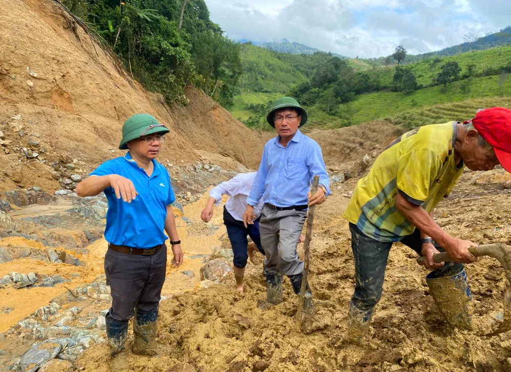 Ông Nguyễn Ngọc Sâm, Phó Chủ tịch UBND tỉnh Quảng Ngãi có mặt tại hiện chỉ đạo công tác mở đường lên núi. MO-duong-len-nui-Ngoc-Linh-Quang-Ngai-1.jpg