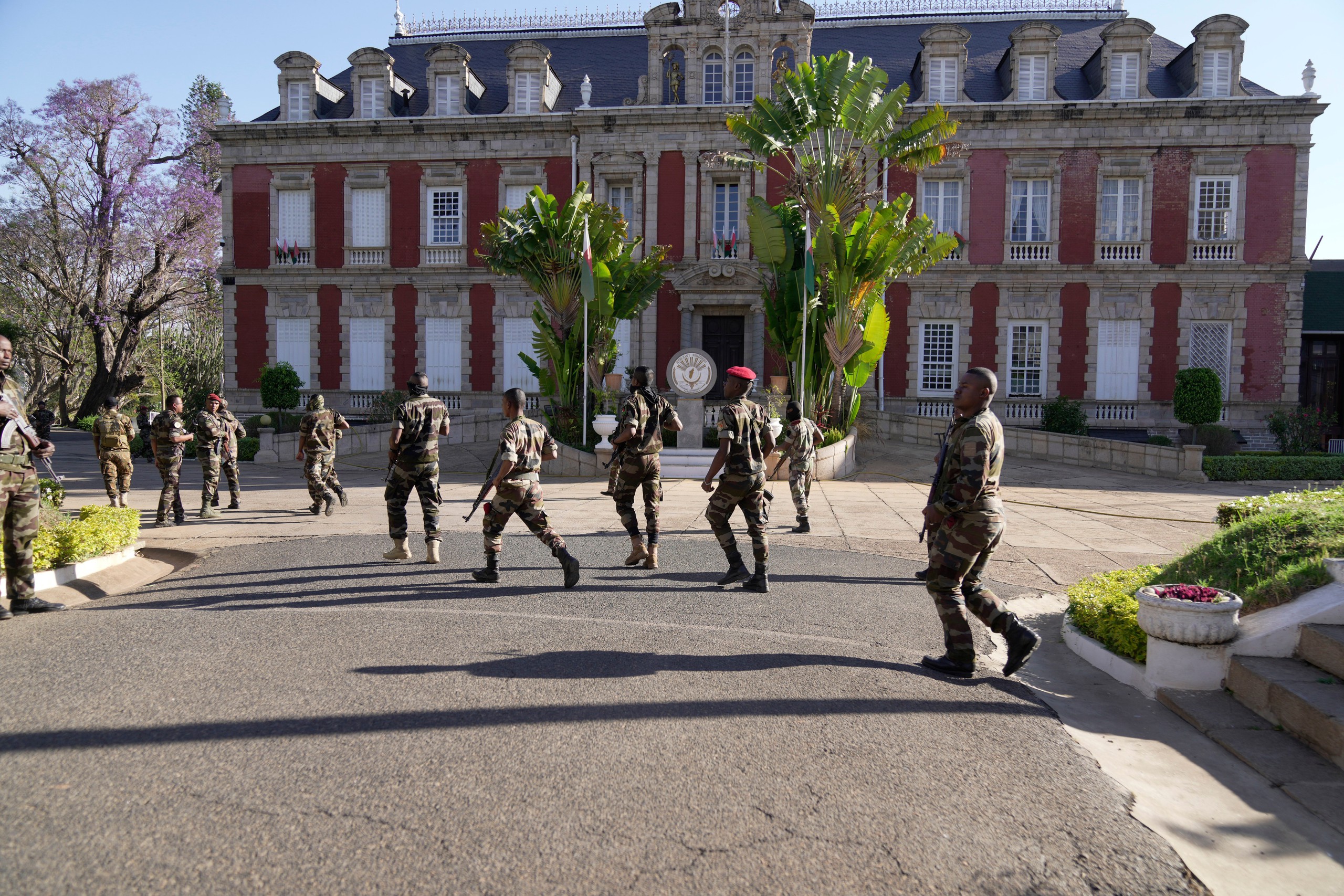 Binh biến tại Madagascar, tổng thống bị luận tội, quân đội tuyên bố nắm quyền - Ảnh 2.