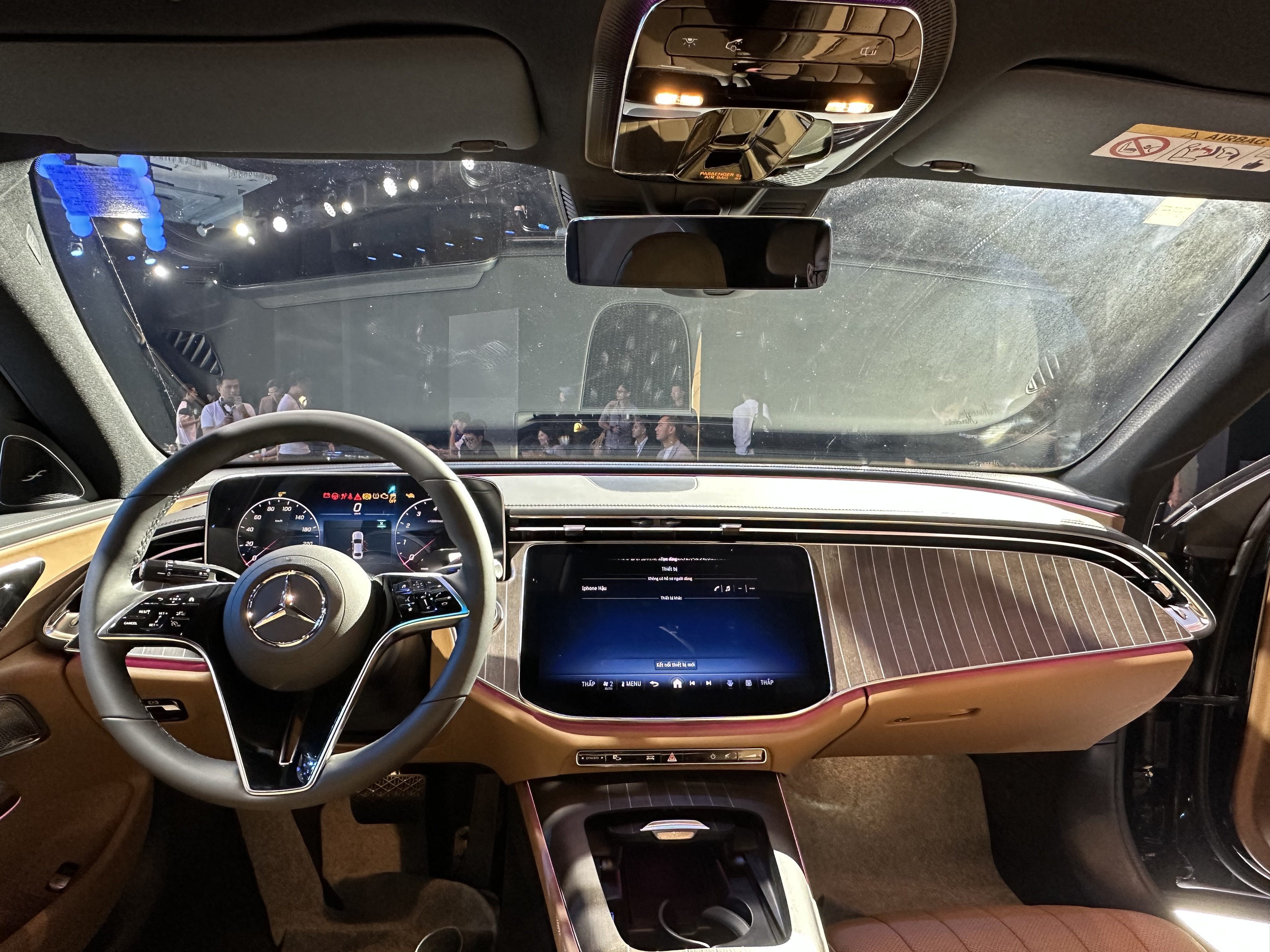 Mercedes E-Class 2025 có giá cao nhất 3,209 tỉ đồng - Ảnh 4.