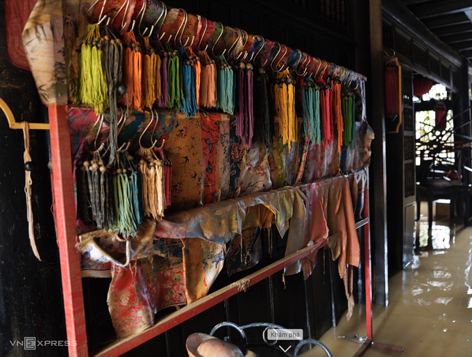 Một gian trưng bày lụa tơ tằm ở Hội An bị ngâm trong nước lũ, ngấm bùn non. Ảnh: Nguyễn Đông