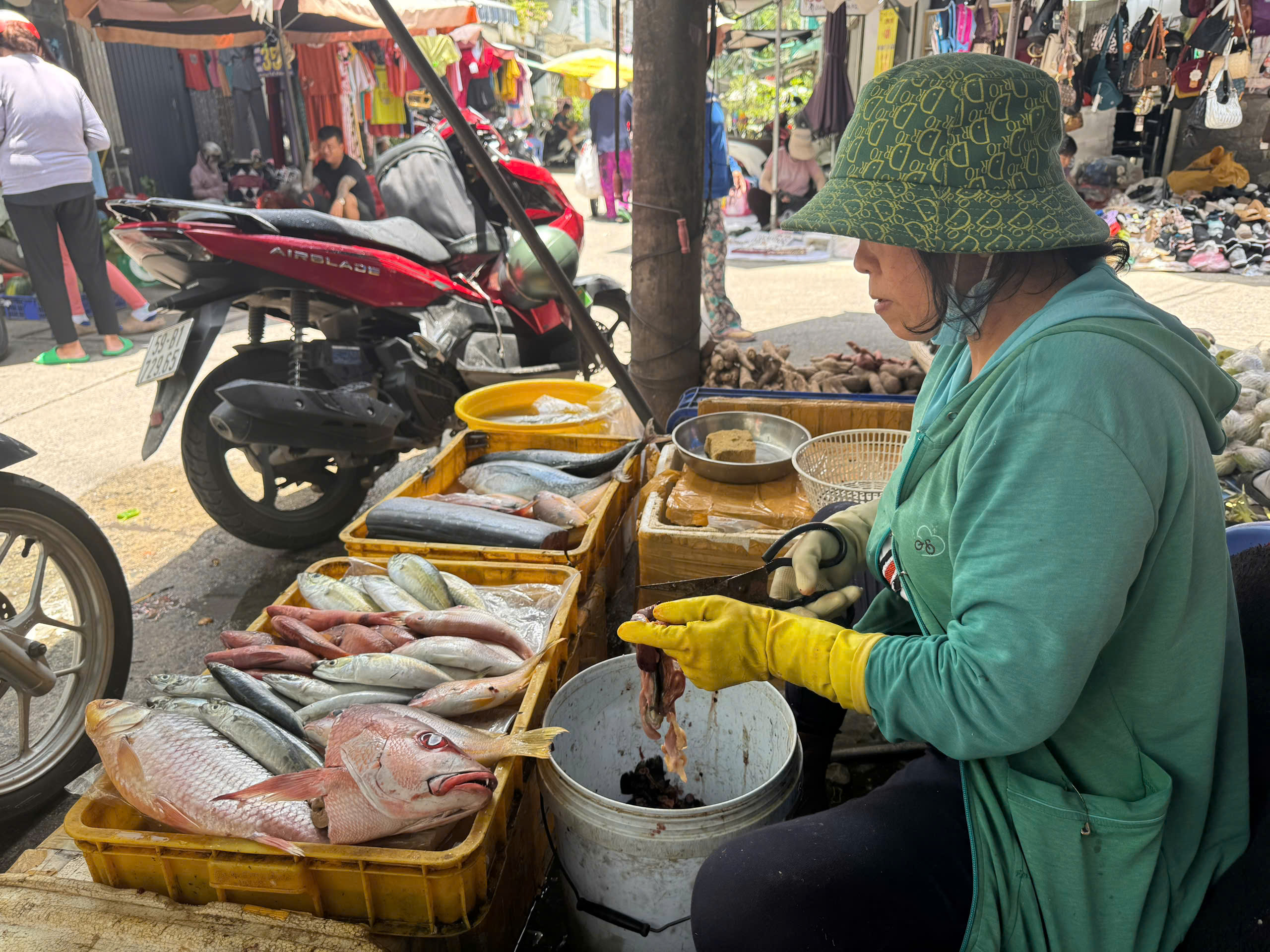 Đời chợ ở TP.HCM: Mùi cá và ký ức 21 năm ở chợ Rạch Ông- Ảnh 2.