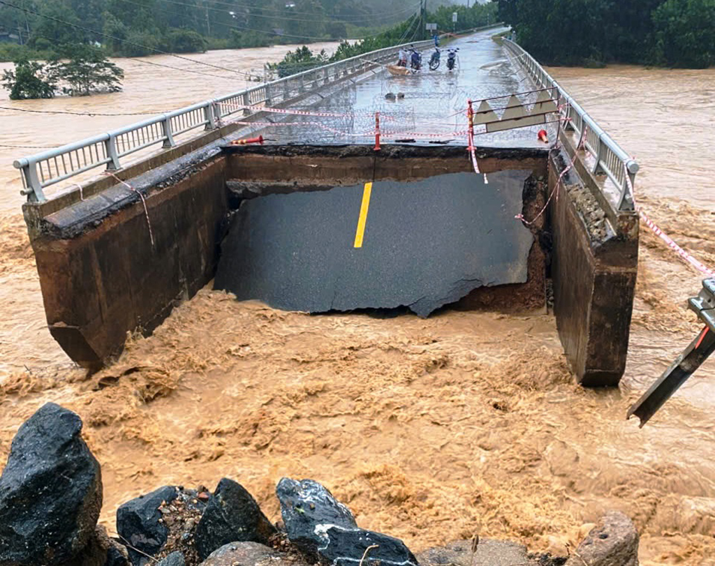 Đà Nẵng thiệt hại nặng nề, vượt đỉnh lũ năm 1964 2 Đà Nẵng thiệt hại nặng nề, vượt đỉnh lũ năm 1964 - Ảnh 2.