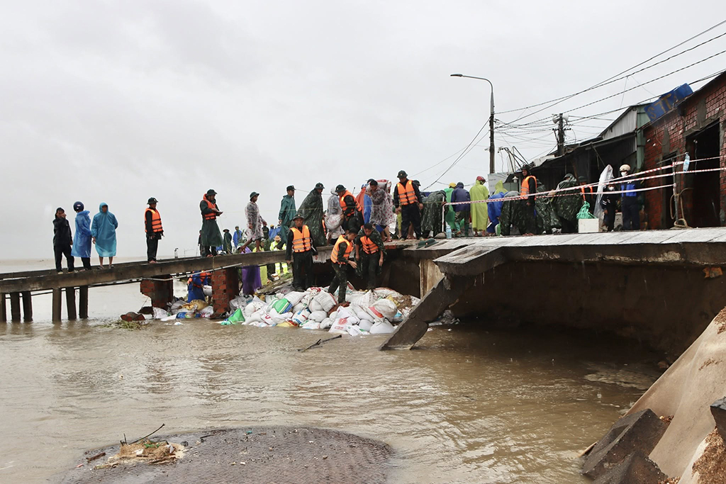 Đà Nẵng thiệt hại nặng nề, vượt đỉnh lũ năm 1964 5 Đà Nẵng thiệt hại nặng nề, vượt đỉnh lũ năm 1964 - Ảnh 5.