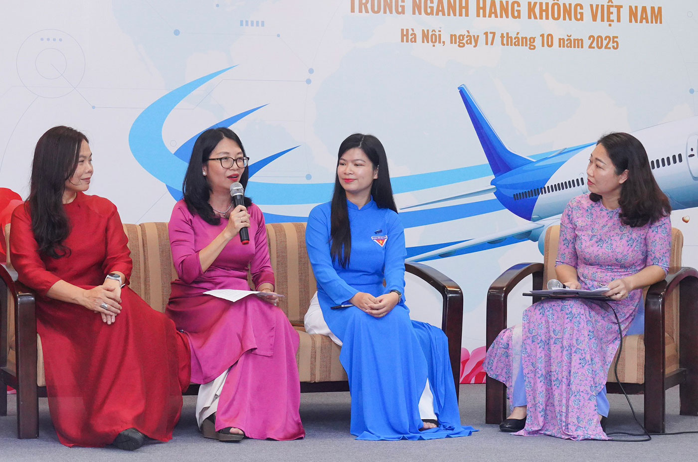 Vinh danh phụ nữ ngành hàng không: Vững vàng vươn cao - Phát triển bền vững
- Ảnh 4.