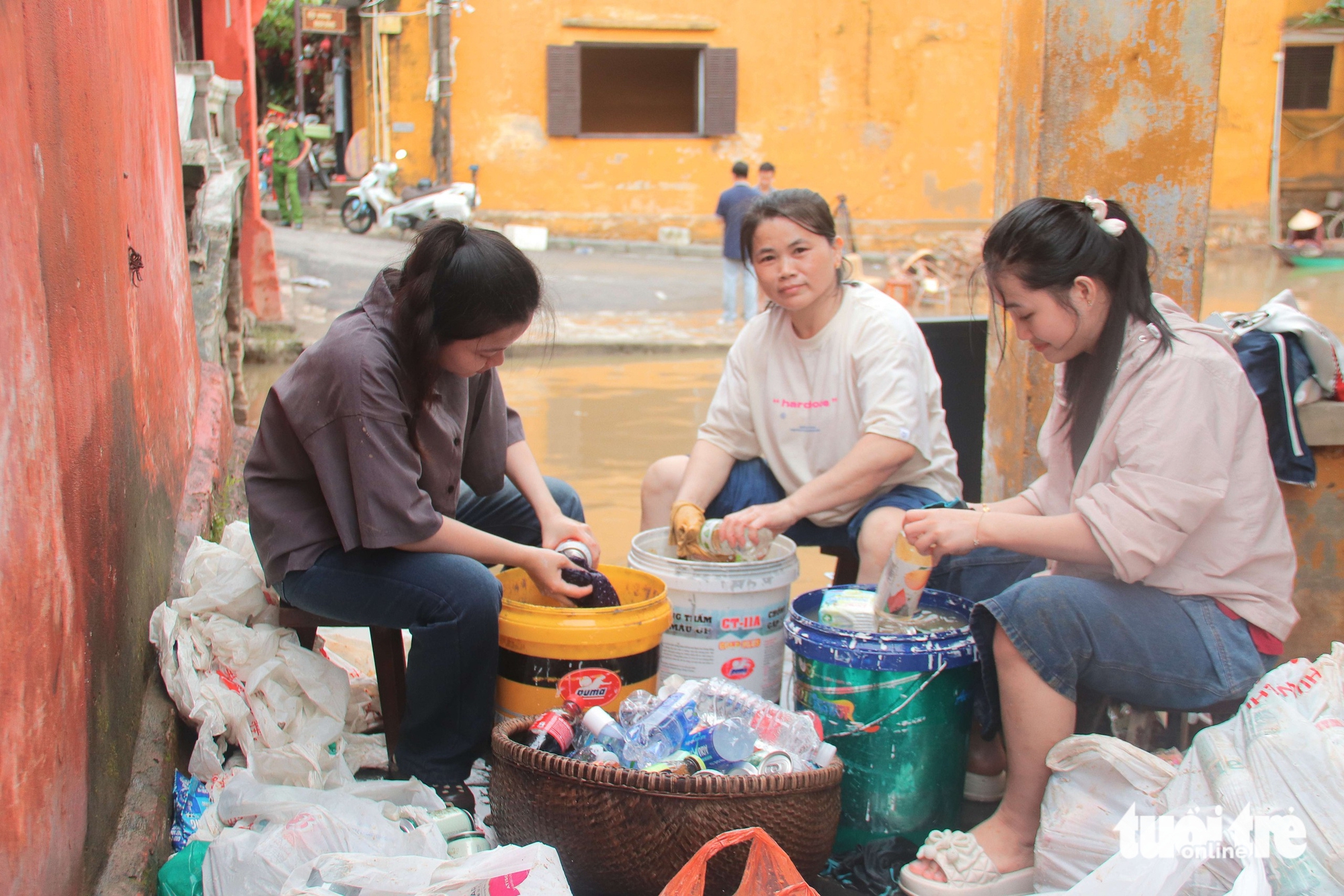 Tiểu thương kinh doanh trong phố cổ Hội An thiệt hại nặng sau lũ lịch sử 2 Tiểu thương kinh doanh trong phố cổ Hội An thiệt hại nặng sau lũ lịch sử - Ảnh 2.