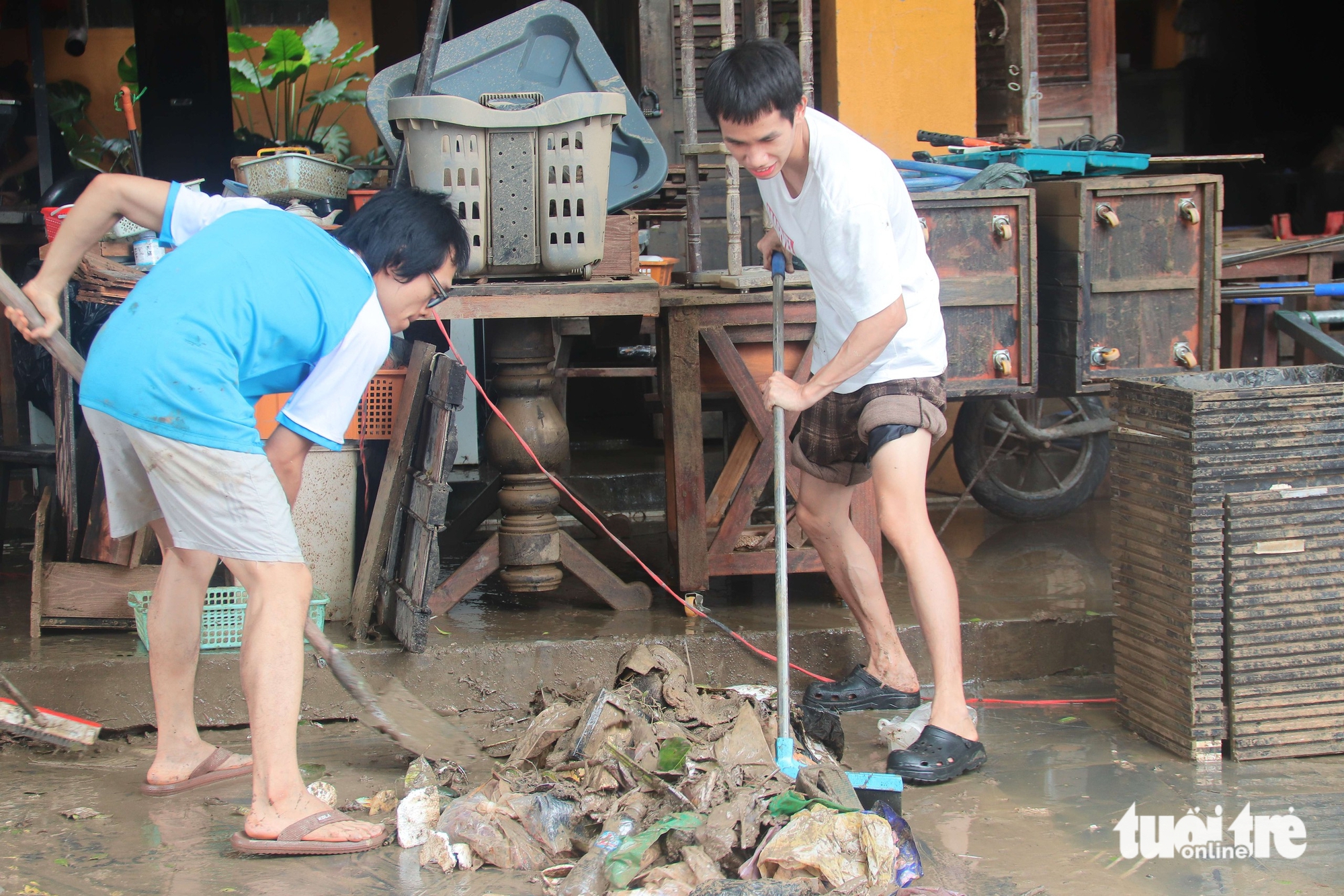 Tiểu thương kinh doanh trong phố cổ Hội An thiệt hại nặng sau lũ lịch sử 4 thiệt hại - Ảnh 4.