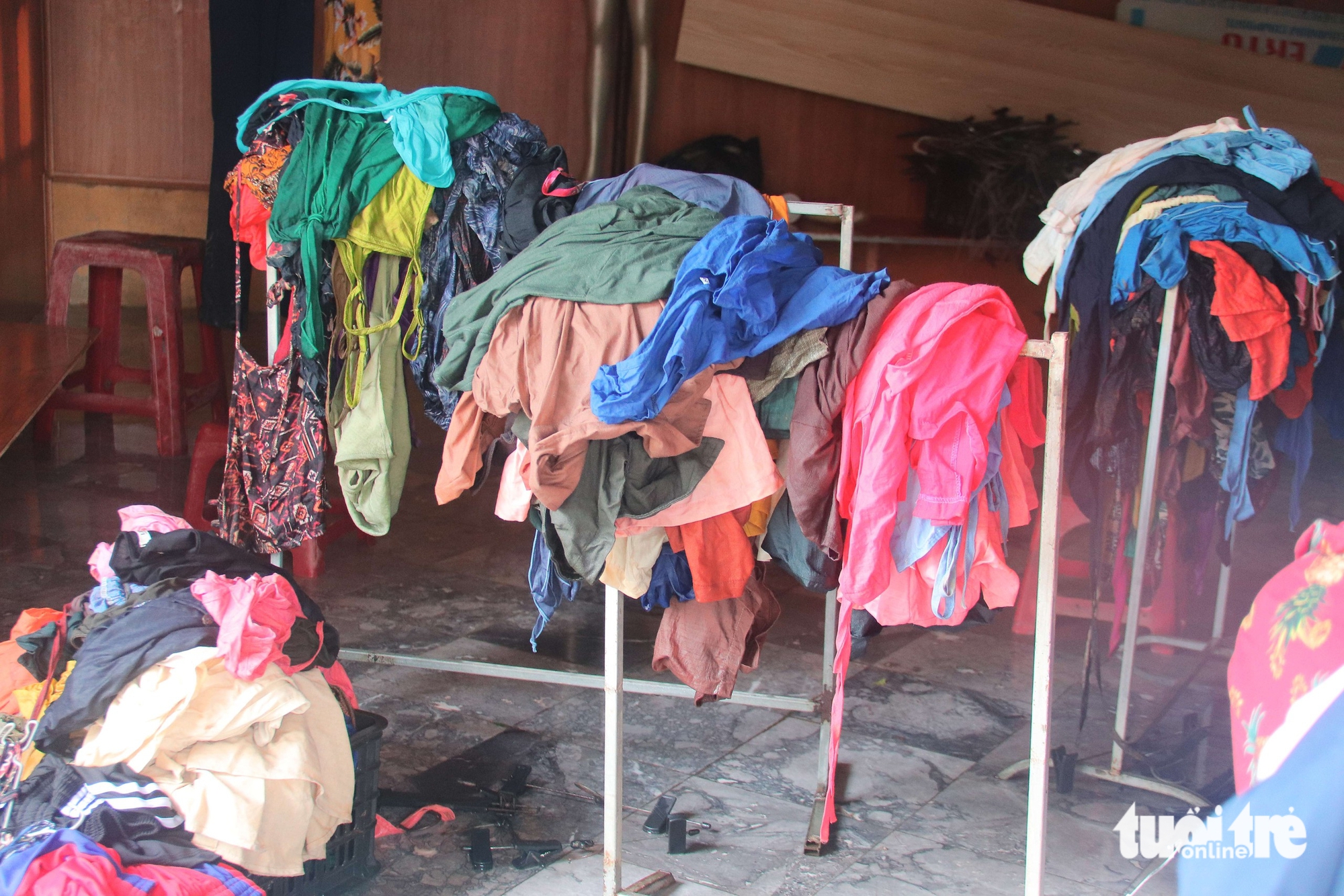 Tiểu thương kinh doanh trong phố cổ Hội An thiệt hại nặng sau lũ lịch sử 5 Tiểu thương kinh doanh trong phố cổ Hội An thiệt hại nặng sau lũ lịch sử - Ảnh 5.