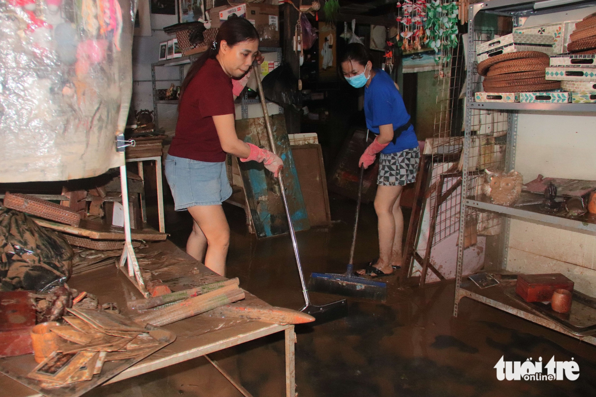 Tiểu thương kinh doanh trong phố cổ Hội An thiệt hại nặng sau lũ lịch sử 6 Tiểu thương kinh doanh trong phố cổ Hội An thiệt hại nặng sau lũ lịch sử - Ảnh 6.
