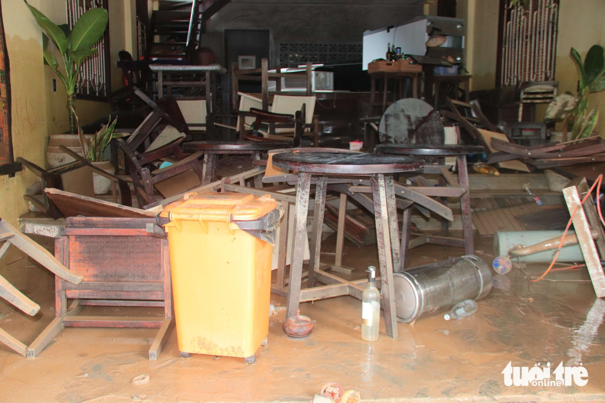 Tiểu thương kinh doanh trong phố cổ Hội An thiệt hại nặng sau lũ lịch sử 9 thiệt hại - Ảnh 9.