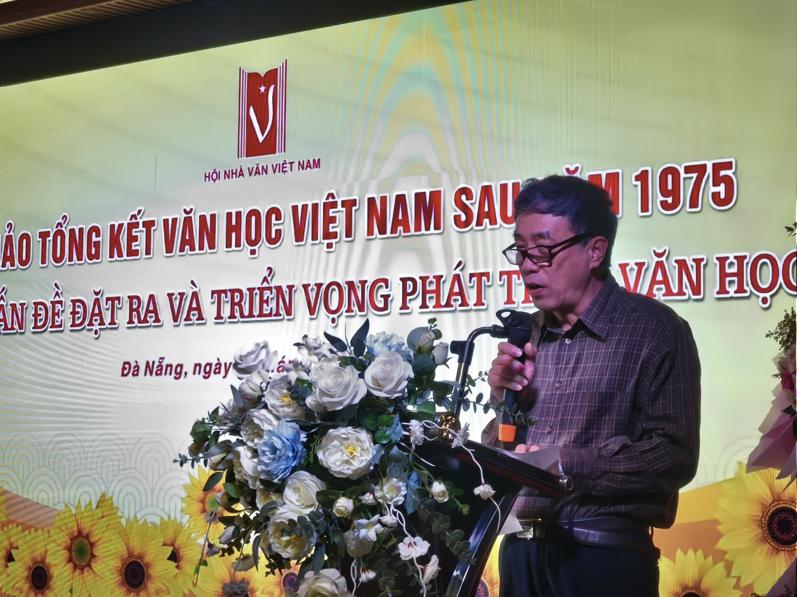 Từ phim 'Mưa đỏ': Yêu cầu nhà văn chép như nhà lịch sử là nhầm lẫn- Ảnh 3. Từ phim 'Mưa đỏ': Yêu cầu nhà văn chép như nhà lịch sử là nhầm lẫn- Ảnh 3.