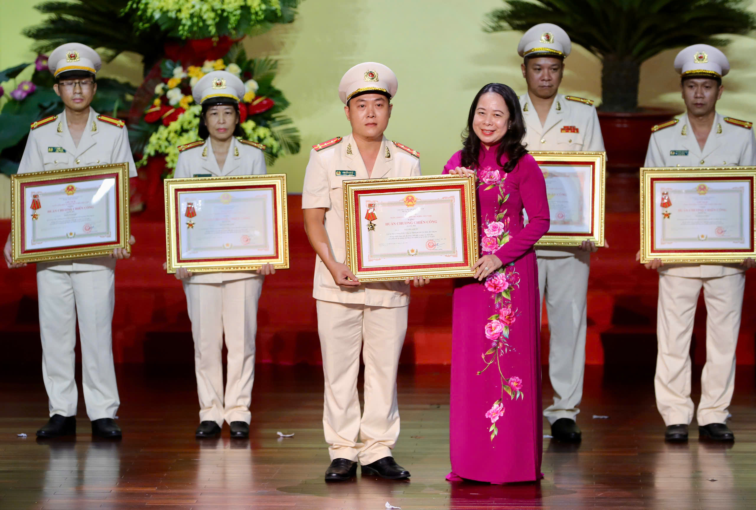 Thủ tướng Chính phủ gửi Thư khen Công an TP HCM 4 Trưởng phòng Cảnh sát Kinh tế Công an TP HCM nhận Huân chương Quân công hạng Ba - Ảnh 5.