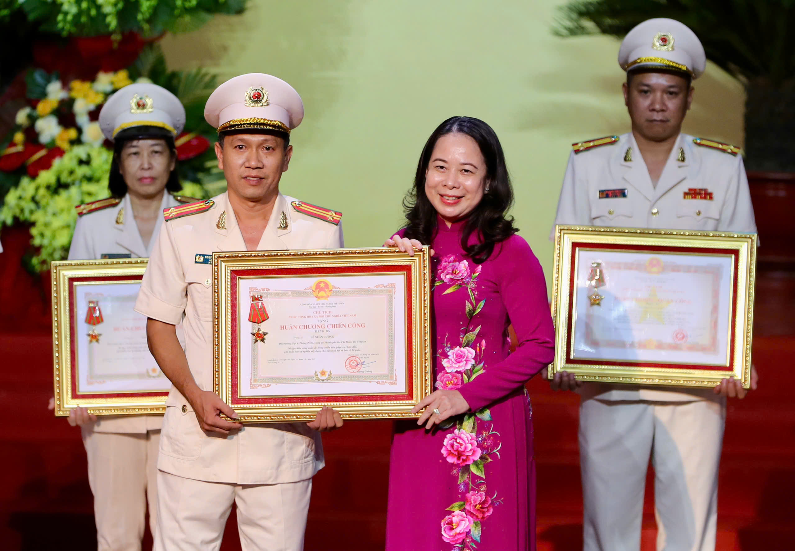 Thủ tướng Chính phủ gửi Thư khen Công an TP HCM 3 Trưởng phòng Cảnh sát Kinh tế Công an TP HCM nhận Huân chương Quân công hạng Ba - Ảnh 3.