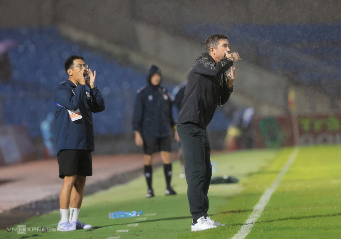 HLV Hà Nội FC Harry Kewell (phải) chỉ đạo trong trận thua Hà Tĩnh 1-2 ở vòng 9 V-League 2025-2026. Ảnh: Xuân Thủy