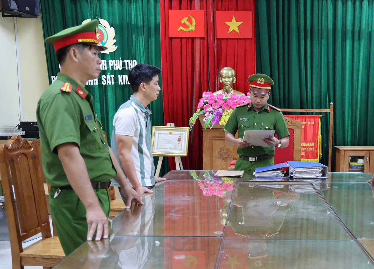 2 anh em ruột bị bắt giam vì sản xuất hơn 2 triệu bình chữa cháy giả - Ảnh 1.