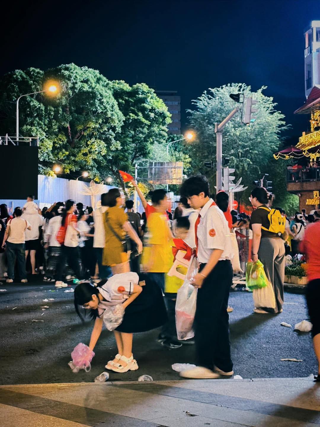 nhặt rác - Ảnh 1.