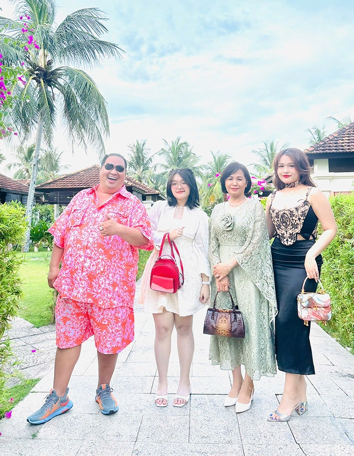 Gia đình viên mãn của Hoàng Mập và bà xã Thùy Dung.