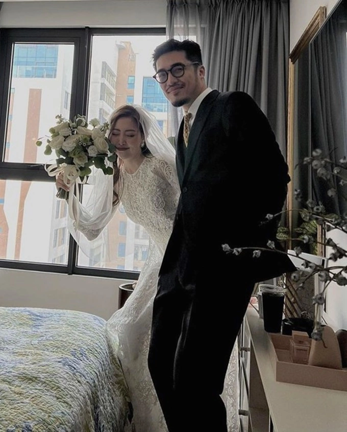 Vũ. có cuộc sống hôn nhân kín tiếng với bà xã hơn 3 tuổi.