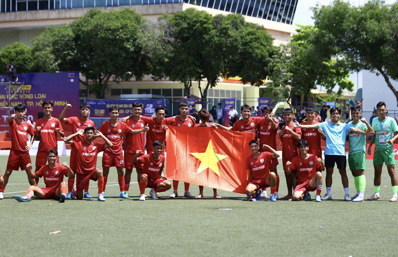 Kịch tính bóng đá sinh viên: 2 thẻ đỏ cùng 2 quả phạt đền, gay cấn đến giờ chót- Ảnh 1.