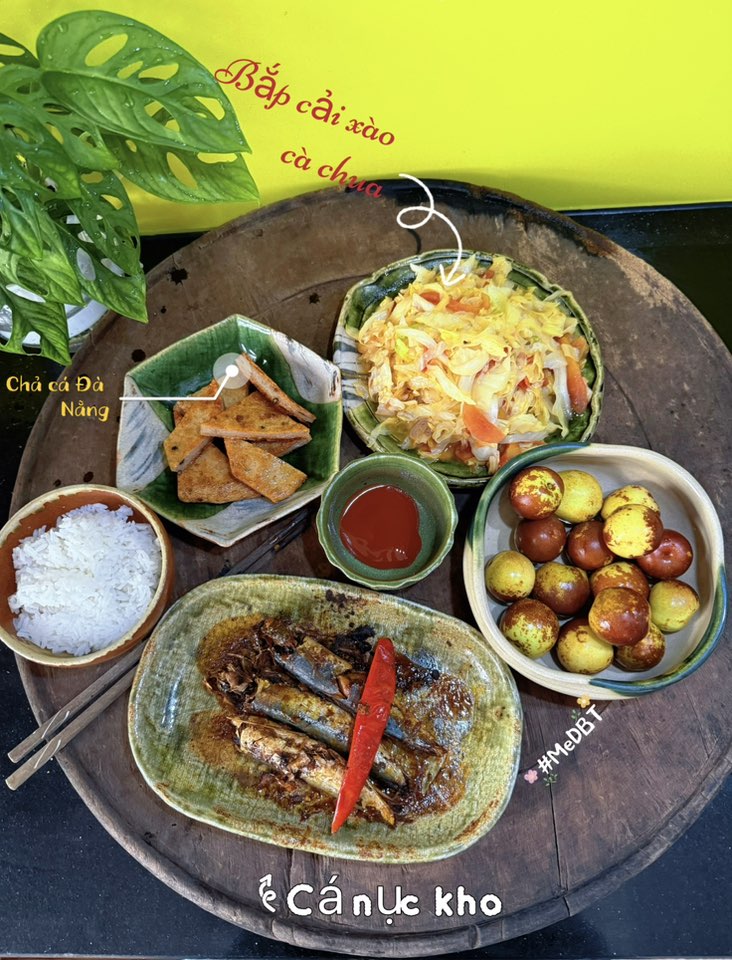 Cá nục kho - Chả cá - Bắp cải xào cà chua - Hồng táo