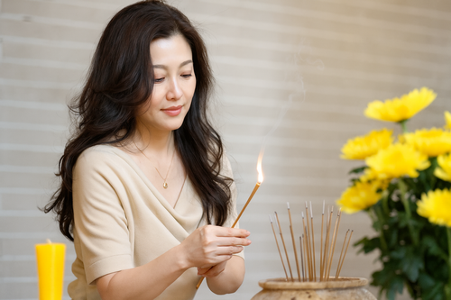 3 khung giờ nên kiêng thắp hương- Ảnh 1.