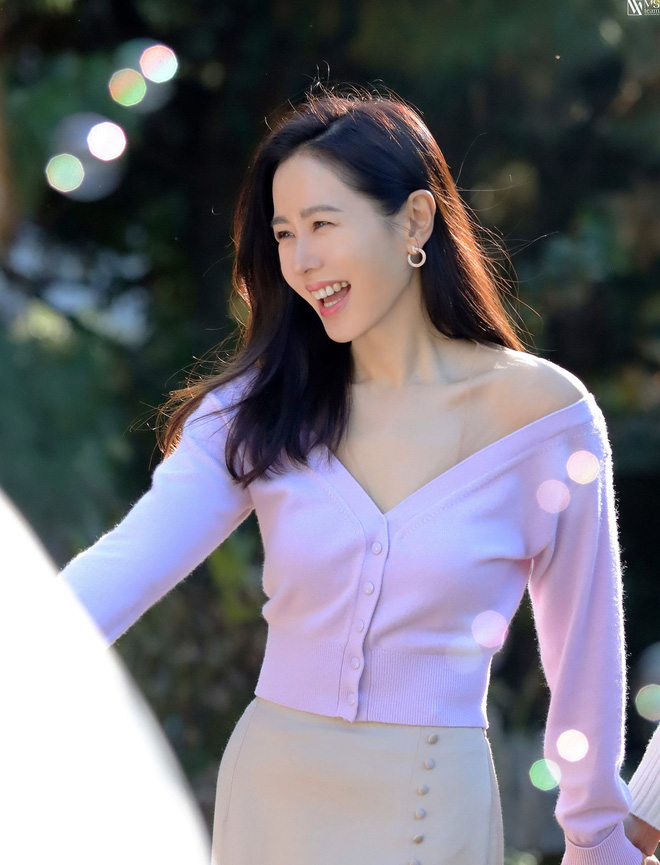 3 món đồ phụ nữ U40 có thể học Son Ye Jin để trở nên xinh đẹp, không gồng vẫn sang- Ảnh 1.