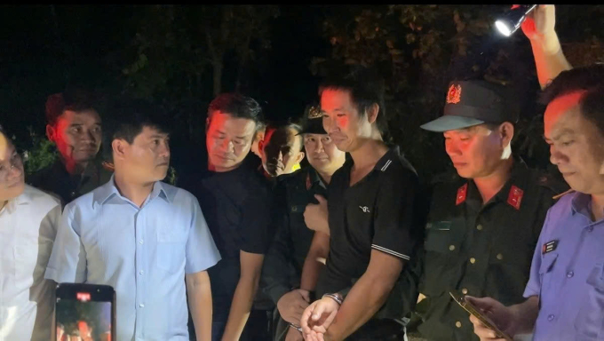 Thiếu tướng Nguyễn Đức Hải, Giám đốc Công an tỉnh Đồng Nai (thứ 3, bên trái), lúc bắt giữ Lê Sỹ Tùng, tối 5/10. Ảnh: Thái Hà