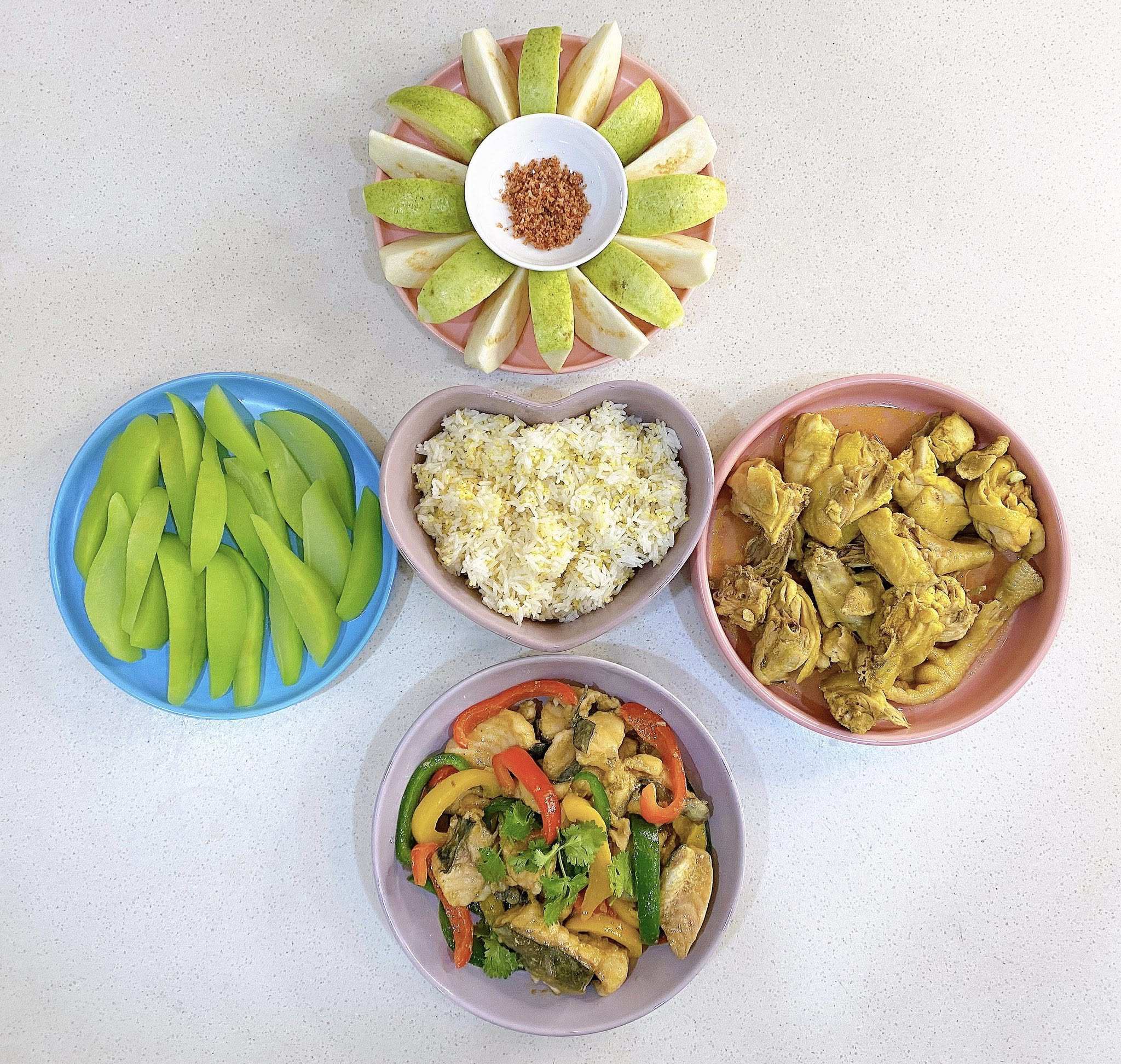 Cá lăng xào ớt chuông - Gà rang gừng - Su su luộc - Cơm hạt kê - Ổi