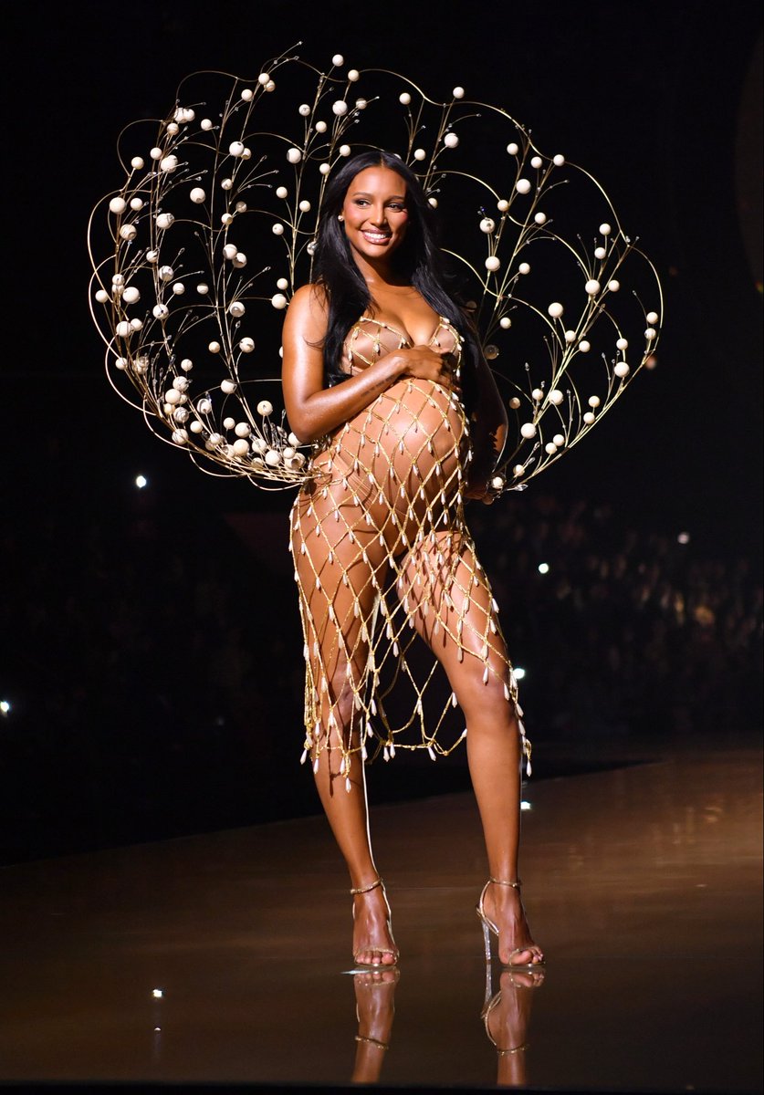 45 phút Victoria's Secret Fashion Show 2025: Chỉ chờ một điểm sáng bằng nửa Lisa khi ấy...- Ảnh 2. 45 phút Victoria's Secret Fashion Show 2025: Chỉ chờ một điểm sáng bằng nửa Lisa khi ấy...- Ảnh 2.