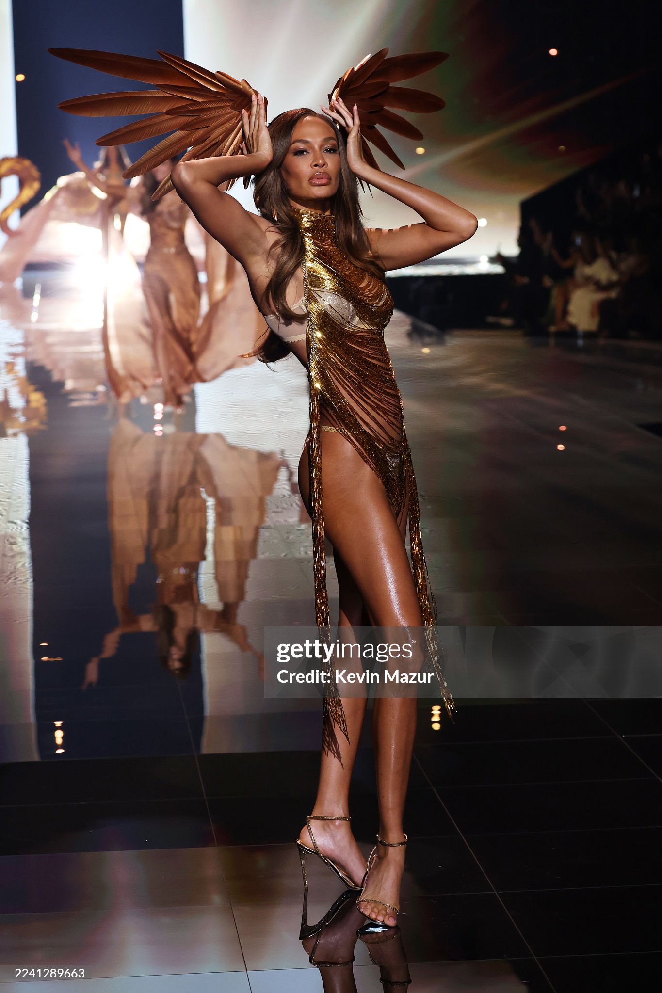 45 phút Victoria's Secret Fashion Show 2025: Chỉ chờ một điểm sáng bằng nửa Lisa khi ấy...- Ảnh 5. 45 phút Victoria's Secret Fashion Show 2025: Chỉ chờ một điểm sáng bằng nửa Lisa khi ấy...- Ảnh 5.