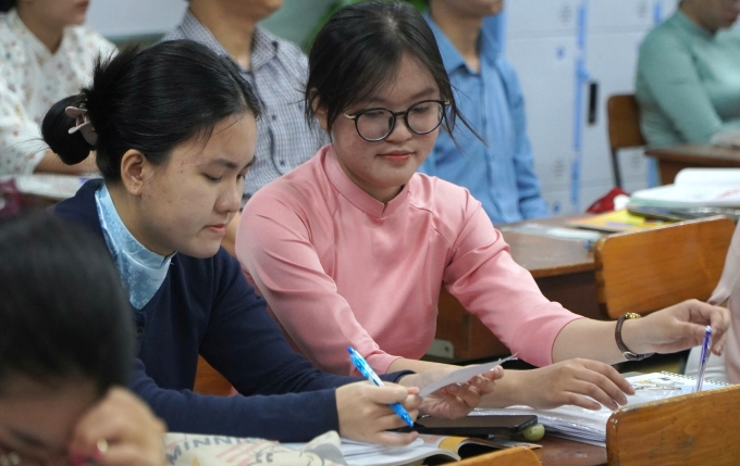 Thí sinh tham gia thi tuyển giáo viên ở TP HCM ngày 27/9. Ảnh: Chân Phúc