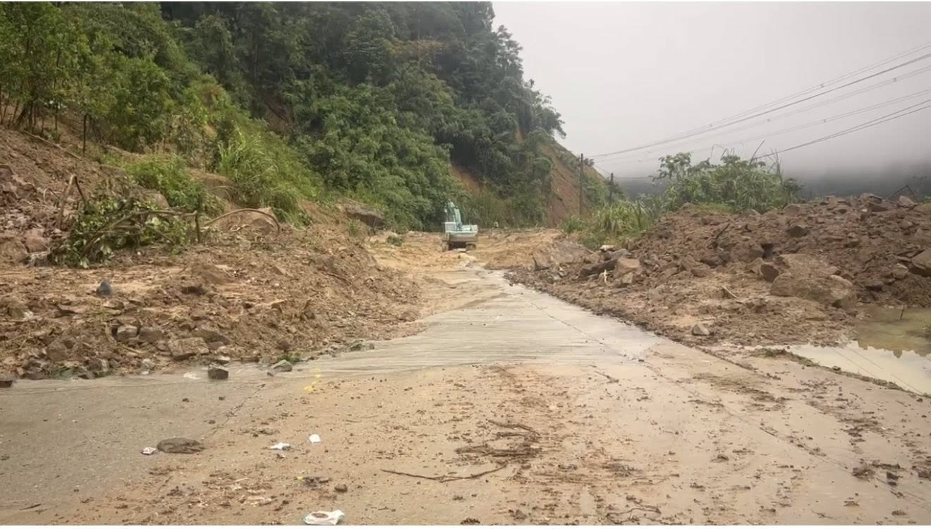 5 ngày mắc kẹt giữa đèo Lò Xo của hàng chục tài xế - Ảnh 1.