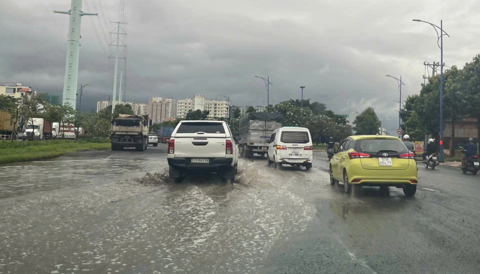5 nguyên tắc vàng khi sử dụng ô tô mùa mưa bão, tài xế cần biết- Ảnh 3.