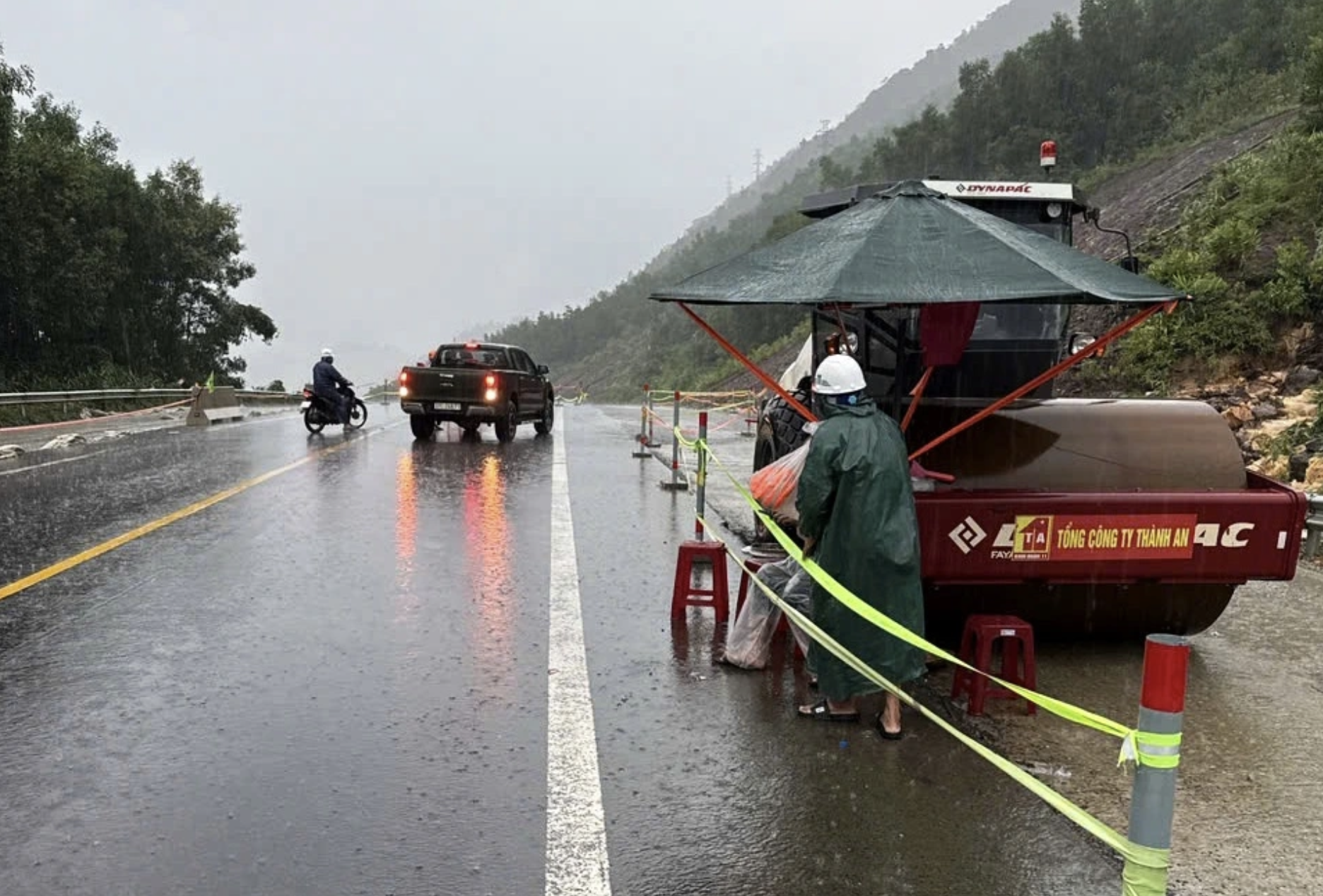 5 nguyên tắc vàng khi sử dụng ô tô mùa mưa bão, tài xế cần biết- Ảnh 1.