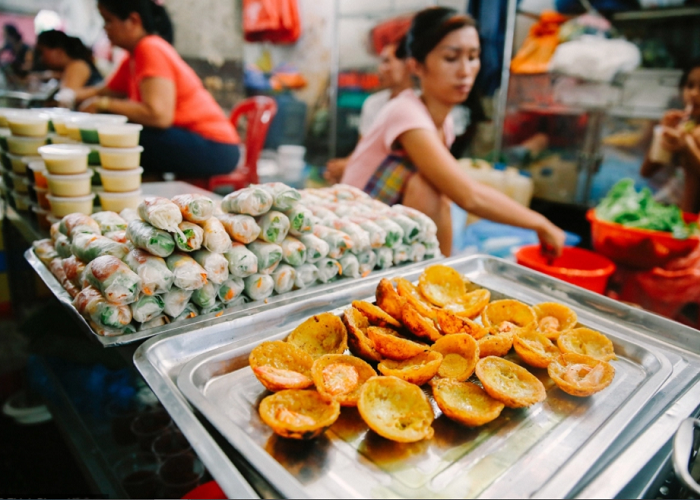 Phố ẩm thực Sài Gòn Hẻm 200 Xóm Chiếu món gì cũng có