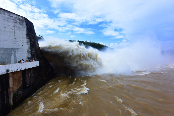 Thuỷ điện Hoà Bình xả lũ. Ảnh: Huy Mạnh