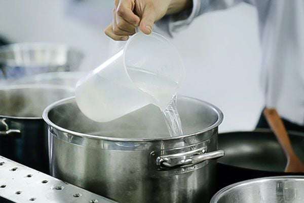 7 mẹo xử lý món canh bị mặn, không cần đổ đi - 1