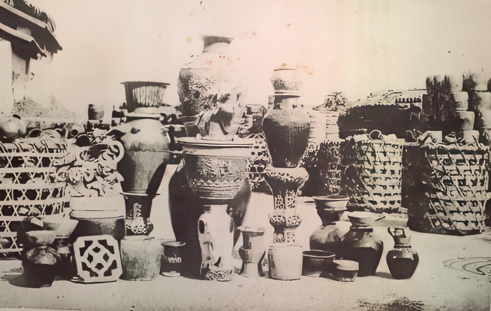 Gốm Sài Gòn xưa kể chuyện: 8 vị tiên bất tử- Ảnh 1.