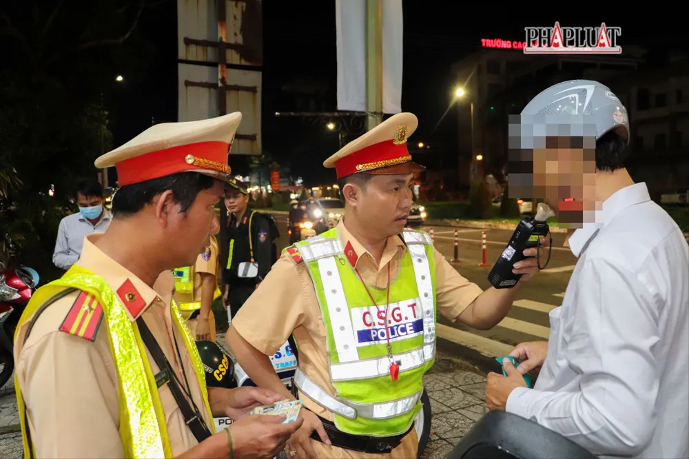 Chín tháng năm 2025, qua tuần tra, kiểm soát, Công an TP Cần Thơ đã phát hiện 7.816 vi phạm nồng độ cồn trên đường bộ và ba trường hợp vi phạm nồng độ cồn ở đường thủy. Ảnh: CHÂU ANH