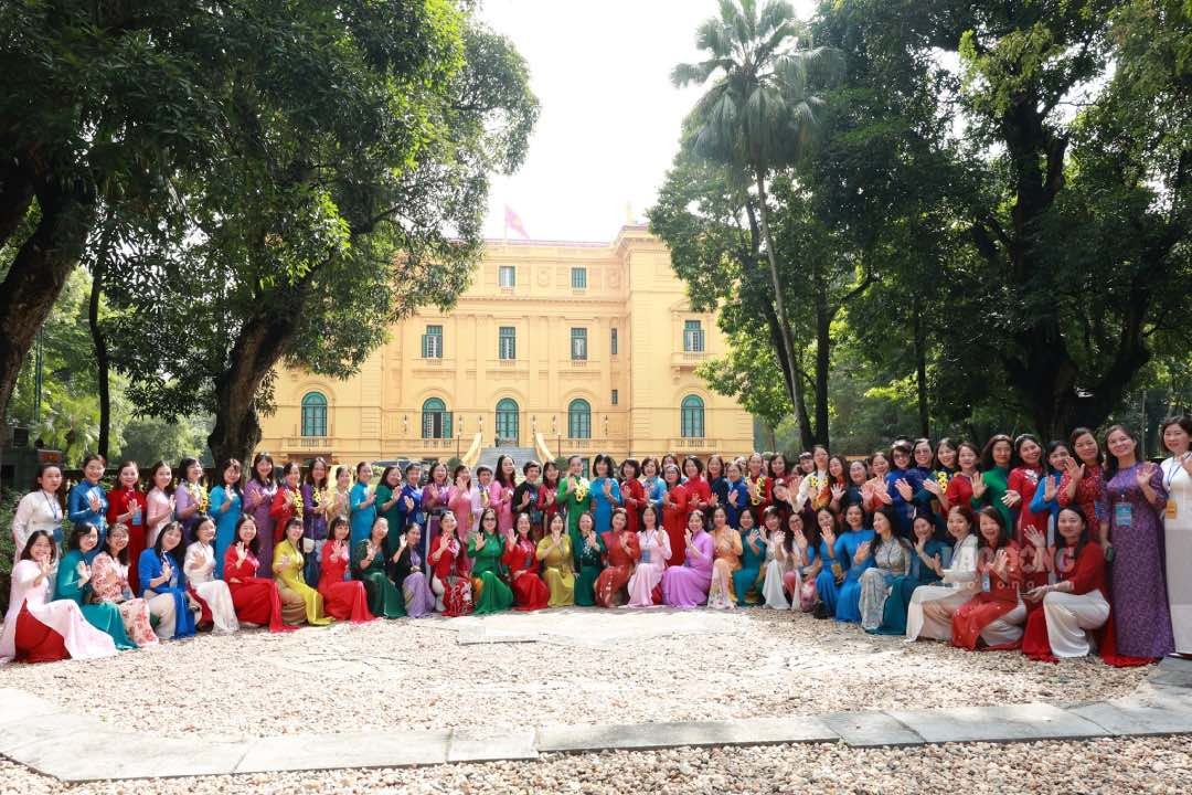 90 nữ đoàn viên công đoàn tiêu biểu báo công dâng Bác - Ảnh 7.