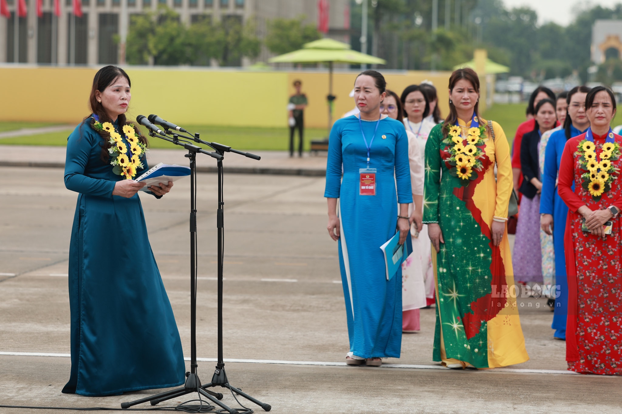 90 nữ đoàn viên công đoàn tiêu biểu báo công dâng Bác - Ảnh 1.